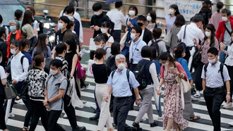 Người dân di chuyển trên đường phố tại Tokyo, Nhật Bản. (Ảnh: THX)