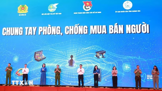 Các đại biểu thực hiện nghi thức thể hiện cam kết phòng, chống mua bán người. (Ảnh: Xuân Triệu/TTXVN)