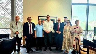 Ngài Đại sứ Antonios Papakostas (thứ tư từ bên trái) đánh giá cao ý nghĩa của chương trình, cho rằng đây là sáng kiến thiết thực góp phần tăng cường giao lưu nhân dân, làm sâu sắc hơn quan hệ hợp tác văn hóa và giáo dục giữa Việt Nam và Hy Lạp. 