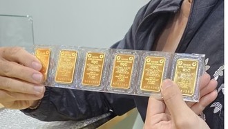 Giá vàng miếng SJC đang giao dịch ở mức 140,3 triệu đồng/lượng ở chiều mua vào và 143,3 triệu đồng/lượng ở chiều bán ra.(Ảnh: TTXVN)