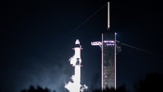 Tên lửa đẩy Falcon 9 của Tập đoàn SpaceX mang theo tàu vũ trụ Dragon rời khỏi bệ phóng tại Trung tâm vũ trụ Kennedy ở Florida, Mỹ. (Ảnh: THX/TTXVN)