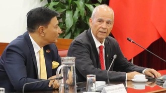 Ông Geogre On Christophides (bên phải), Lãnh sự danh dự Việt Nam tại Cộng hòa Cyprus, Chủ tịch danh dự Liên hiệp các Hội UNESCO Thế giới WFUCA chia sẻ tại cuộc gặp với Bộ trưởng Ngoại giao Lê Hoài Trung ngày 31/7. Ảnh: Bộ Ngoại giao