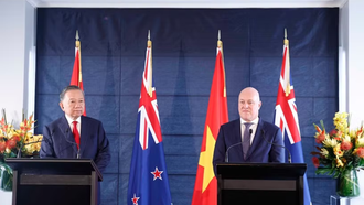 Sáng 13/8/2026 (giờ địa phương), tại thành phố Auckland, sau hội đàm chính thức, Tổng Bí thư, Chủ tịch nước Tô Lâm và Thủ tướng New Zealand Christopher Luxon gặp gỡ báo chí và chứng kiến lễ trao văn kiện hợp tác. 