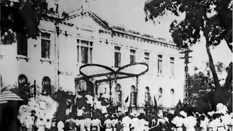 Quần chúng cách mạng và tự vệ chiếm Phủ Khâm sai (Bắc Bộ phủ), ngày 19/8/1945. Cách mạng Tháng Tám thành công tại Hà Nội. (Ảnh: Tư liệu TTXVN)