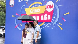 Không ngại mưa gió, tân sinh viên trường Báo rạng rỡ ngày nhập học
