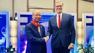 Thừa ủy quyền của Tổng thống Cộng hòa Pháp, Đại sứ Pháp tại Việt Nam Olivier Brochet trân trọng trao Huân chương Bắc đẩu Bội tinh tặng Đại sứ Đinh Toàn Thắng. (Ảnh: Việt Đức/TTXVN)