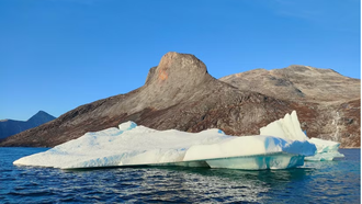 Tảng băng trôi gần thành phố Nuuk, Greenland. (Ảnh: THX/TTXVN)