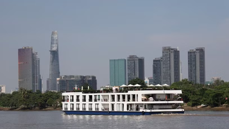 Tàu du lịch hạng sang chở khách tham quan Thành phố Hồ Chí Minh trên sông Sài Gòn. (Ảnh: Hồng Đạt/TTXVN)