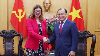 Phó Giám đốc Thường trực Học viện Chính trị quốc gia Hồ Chí Minh Lê Hải Bình tiếp bà Silvia Danailov, Trưởng Đại diện Quỹ Nhi đồng Liên hợp quốc tại Việt Nam. (Ảnh: Văn Điệp/TTXVN)