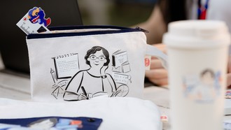 Trường Đại học Thăng Long mở khu vực trưng bày BST chào mừng sinh nhật lần thứ 93 của GS. Hoàng Xuân Sính