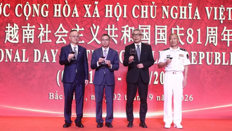 Đại sứ Việt Nam tại Trung Quốc Phạm Thanh Bình cùng đại diện các bộ, ngành Trung Quốc nâng ly chúc mừng kỷ niệm 81 năm Quốc khánh Việt Nam. (Ảnh: Hải Yến/TTXVN)
