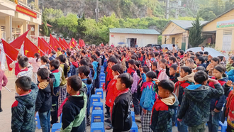 Một buổi lễ chào cờ tại trường Phổ thông dân tộc bán trú Tiểu học & THCS Thượng Phùng