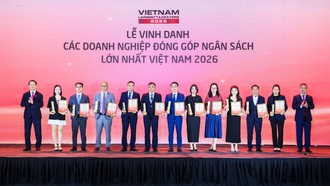 Đại diện Tân Á Đại Thành cùng các doanh nghiệp trên sân khấu Lễ tôn vinh PRIVATE 100.