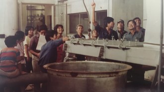 Từ những ngày đầu nhiều thiếu thốn, Vinamilk từng bước làm chủ công nghệ, đặt chất lượng làm nguyên tắc xuyên suốt. Ảnh: Vi Nam