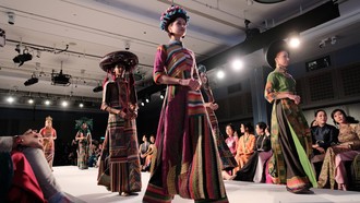 Những thiết kế giàu màu sắc và chất liệu thủ công xuất hiện trên runway Áo Dài Fashion Week London 2026