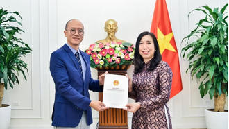 Thứ trưởng Ngoại giao Lê Thị Thu Hằng trao Giấy phép mở lại Văn phòng thường trú KBS (Hàn Quốc) tại Việt Nam. (Ảnh: Bộ Ngoại giao)