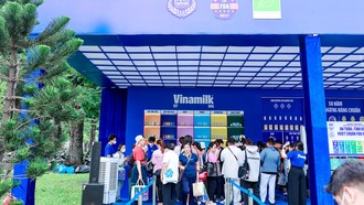 Gian hàng Vinamilk với chủ đề "50 năm không ngừng nâng chuẩn; thu hút đông đảo khách tham quan tại Lễ hội kỷ niệm 30 năm Hàng Việt Nam Chất lượng cao (Ảnh: Minh Anh).