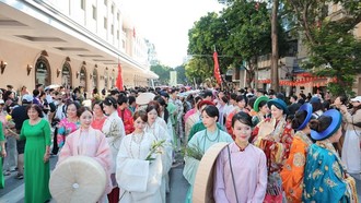 Sắc màu cổ phục Việt trong không gian trình diễn cộng đồng tại một mùa sự kiện Bách Hoa Bộ Hành các mùa trước đó. (Ảnh: Bách Hoa Bộ Hành)