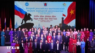 Các đại biểu tham dự Lễ khai mạc chụp ảnh lưu niệm. (Ảnh: Trần Hải/TTXVN)