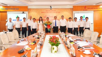 Các đại biểu tham dự chụp ảnh lưu niệm cùng đồng chí Dương Trí Hội - Phó Bí thư Đảng ủy, Tổng Giám đốc PV GAS