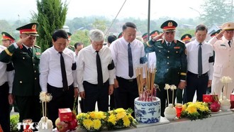 Phó Chủ tịch Thường trực Quốc hội Đỗ Văn Chiến (thứ 3, trái sang) cùng các đồng chí lãnh đạo dành phút mặc niệm bên phần mộ 93 hài cốt liệt sỹ được an táng, tưởng nhớ và tri ân các anh hùng liệt sỹ đã hy sinh vì Tổ quốc. (Ảnh: Đức Thọ/TTXVN)