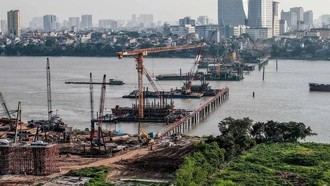 Công trường dự án xây dựng cầu Trần Hưng Đạo - công trình giao thông trọng điểm kết nối khu vực trung tâm với phía Đông thành phố. (Ảnh: Phạm Tuấn Anh/TTXVN)