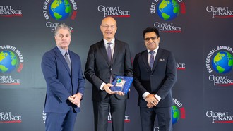 Tiến sĩ Jens Lottner, Tổng Giám đốc Techcombank nhận giải thưởng “Ngân hàng Tốt nhất Việt Nam 2026” tại lễ trao giải (Bangkok, Thái Lan). Ảnh Global Finance