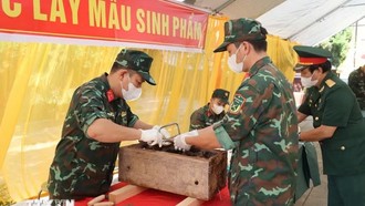 Các chiến sỹ Tổ lấy mẫu số 1, Bộ Chỉ huy Quân sự tỉnh Phú Thọ thực hiện công tác lấy mẫu hài cốt liệt sỹ giám định ADN tại Nghĩa trang Liệt sỹ Chiến dịch Trần Hưng Đạo, xã Bình Nguyên. (Ảnh: Nguyễn Thảo/TTXVN) 