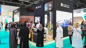 Khách tham quan trao đổi tại các gian hàng trong khu trưng bày Abu Dhabi Global Health Week 2025. Ảnh: dmg events