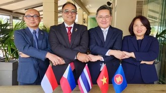 Đại sứ Phạm Thị Thu Hương cùng Đại sứ, Đại biện các nước thành viên Ủy ban ASEAN tại Hy Lạp. (Ảnh: Đại sứ quán Việt Nam tại Hy Lạp)