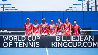 Đội tuyển quần vợt nữ Việt Nam chụp ảnh lưu niệm trên sân thi đấu Billie Jean King Cup.