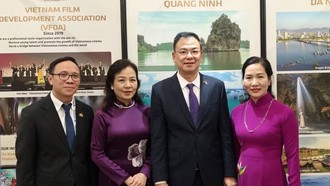 Từ phải sang: Đại sứ Phạm Quang Hiệu, Chủ tịch VFDA bà Ngô Phương Lan cùng lãnh đạo Thành phố Hải Phòng và Thành phố Quảng Ninh tại gian hàng. (Ảnh: VFDA)