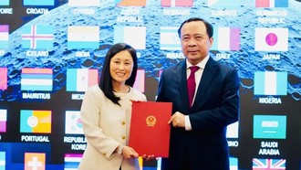 Bộ trưởng Khoa học và Công nghệ Vũ Hải Quân đại diện Việt Nam đã trao văn kiện tới Đại sứ Mỹ tại Việt Nam Jennifer Wicks. (Nguồn: Bộ Khoa học và Công nghệ cung cấp)