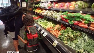 Khách hàng mua sắm tại một siêu thị ở Vancouver, tỉnh British Columbia, Canada, ngày 17/8/2026. (Ảnh: THX/TTXVN phát)