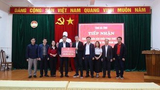 SABECO trao bảng hỗ trợ trị giá 500 triệu đồng cho tỉnh Hà Tĩnh.