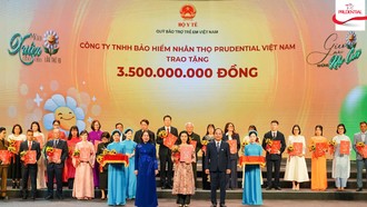 Đại diện Prudential Việt Nam chụp hình cùng đại diện Quỹ Bảo trợ Trẻ em Việt Nam tại sự kiện