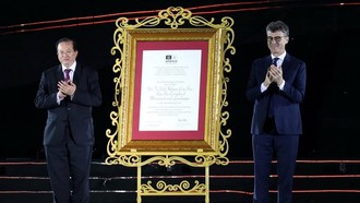 Ông Jonathan Baker, Trưởng Đại diện UNESCO tại Việt Nam (bên phải) trao Bằng UNESCO ghi danh Quần thể Di tích và Danh thắng Yên Tử - Vĩnh Nghiêm - Côn Sơn, Kiếp Bạc là Di sản văn hóa thế giới cho ông Tạ Quang Đông, Thứ trưởng Bộ Văn hóa, Thể thao và Du lịch.