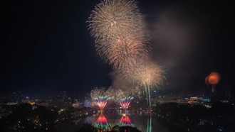 Những chùm pháo hoa sắc màu tại khu vực Hồ Hoàn Kiếm chào đón năm mới 2026.