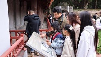 Đông đảo du khách thủ đô và nước ngoài tham quan di tích Văn Miếu-Quốc Tử Giám trong ngày nghỉ lễ. 