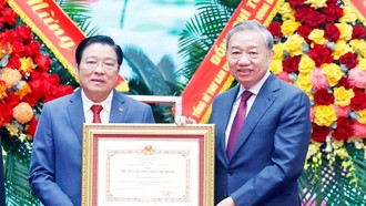 Tổng Bí thư Tô Lâm trao Huân chương Hồ Chí Minh tặng Ban Nội chính Trung ương.