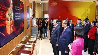 Chủ tịch Quốc hội Trần Thanh Mẫn, nguyên Tổng Bí thư Nông Đức Mạnh và đại biểu tham quan Bảo tàng Quốc hội Việt Nam.