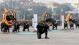 Huấn luyện bắn súng kết hợp vận động chiến đấu kết hợp thực hành kỹ thuật đột nhập nhà được tổ chức chặt chẽ, bảo đảm an toàn, chính xác và phù hợp với yêu cầu thực tiễn nhiệm vụ.