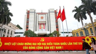 Pano chào mừng Đại hội đại biểu toàn quốc lần thứ XIV của Đảng trước trụ sở Ủy ban nhân dân thành phố Hà Nội. 
