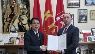 Ông Sergei Syrankov, Bí thư thứ nhất Ban chấp hành Đảng Cộng sản Belarus trao thư chúc mừng Đại hội đại biểu toàn quốc lần thứ XIV cho Đại sứ Việt Nam tại Belarus Nguyễn Văn Trung. 
