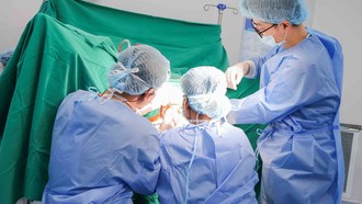 Bệnh nhân 69 tuổi thoát khỏi sa sinh dục phức tạp sau ca phẫu thuật tại Vinmec Cần Thơ