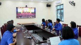 Đoàn viên thanh niên theo dõi phiên khai mạc Đại hội XIV của Đảng được truyền hình trực tiếp.
