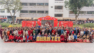 Sinh viên Trường Đại học Ngoại thương đón Tết. 