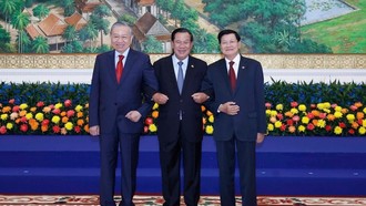 Tổng Bí thư Tô Lâm; Chủ tịch Đảng Nhân dân Campuchia Samdech Techo Hun Sen; Tổng Bí thư Đảng Nhân dân Cách mạng Lào Thongloun Sisoulith tại Cuộc gặp cấp cao giữa 3 đảng: Đảng Cộng sản Việt Nam, Đảng Nhân dân Campuchia, và Đảng Nhân dân Cách mạng Lào. 