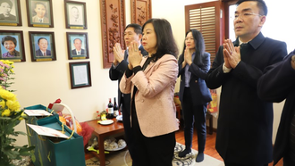 Bộ trưởng Bộ Y tế Đào Hồng Lan thắp hương, tri ân lãnh đạo Bộ tiền nhiệm