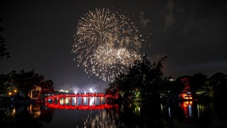 Hà Nội có mưa và mưa nhỏ rải rác, trời rét vào đêm giao thừa.